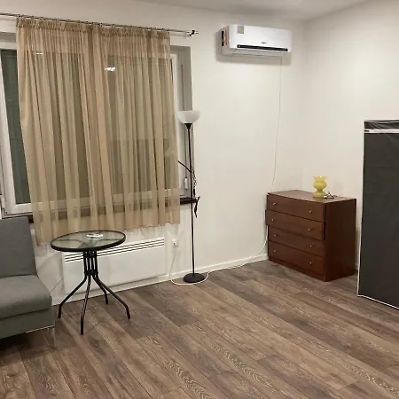 Apartment Roland Zuglo 2 *