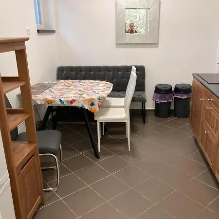 Apartment Roland Zuglo 2 *